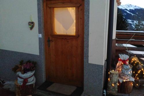 a wooden door in a room with a window at Apartment Greidlerhof in Rohrberg