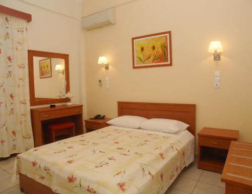 Ένα ή περισσότερα κρεβάτια σε δωμάτιο στο Ξενοδοχείο Κρόνιο