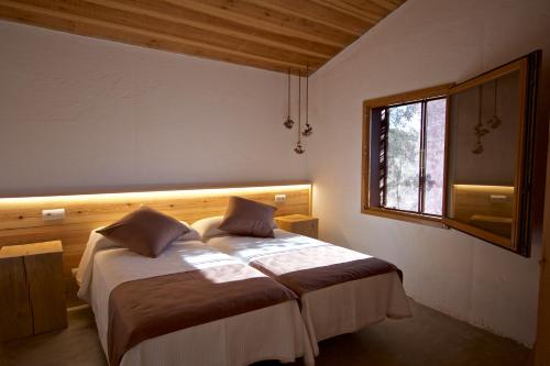 アルナスにあるCasa Oryzaの窓付きの部屋にベッド付きのベッドルーム1室があります。