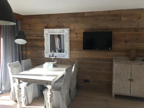 TV a/nebo společenská místnost v ubytování Appartements im Weiherhof,