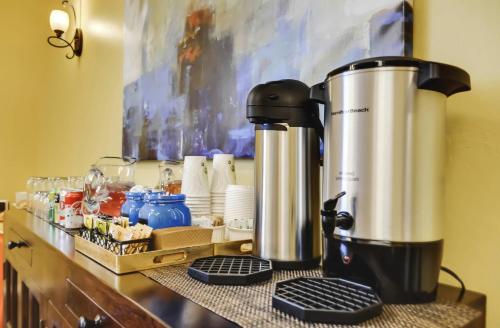 Utensilios para hacer té y café en Forest Villas Hotel
