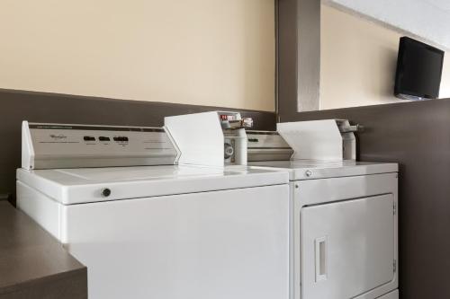 Kitchen o kitchenette sa Travelodge by Wyndham Baie Comeau