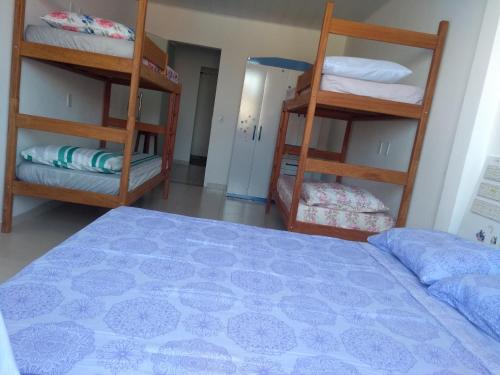 Una cama o camas cuchetas en una habitación  de Apartamento Thyago Porto Seguro
