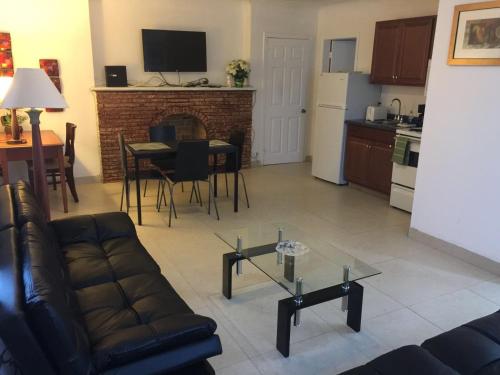 sala de estar con sofá, mesa y cocina en Shores Terrace, en Pompano Beach