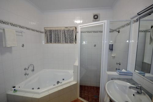 Green Gables Motelにあるバスルーム
