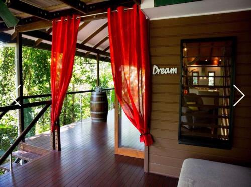 Gallery image of Treetops Retreat Cairns in Cairns
