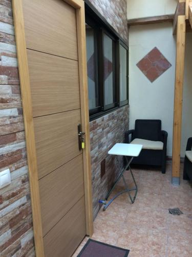 una puerta en una habitación con una mesa y una silla en Bounty Bedroom en Puerto del Rosario