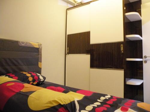 ein Schlafzimmer mit einem Bett und einem großen Spiegel in der Unterkunft Apartment Green Pramuka ~ OCR in Jakarta