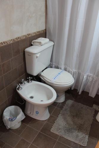 a bathroom with a toilet and a bidet at Hospedaje Lo de Max in San Carlos de Bariloche