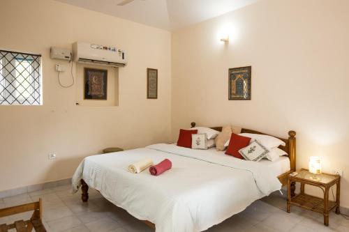 a bedroom with two beds with white and red pillows at Villa La Casita in Cavelossim