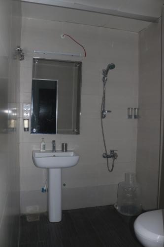 een badkamer met een wastafel en een douche bij Sunset Serenity in Jaliapāra
