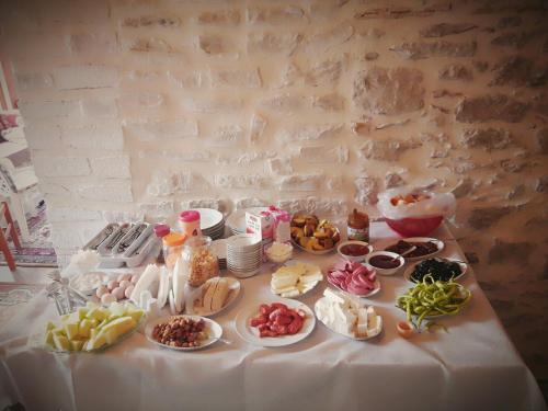 a table with plates of food on top of it at Çamlıca Konak Çarsı in Safranbolu
