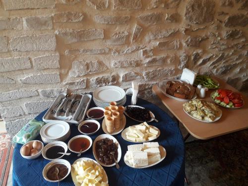 a table topped with lots of different types of food at Çamlıca Konak Çarsı in Safranbolu