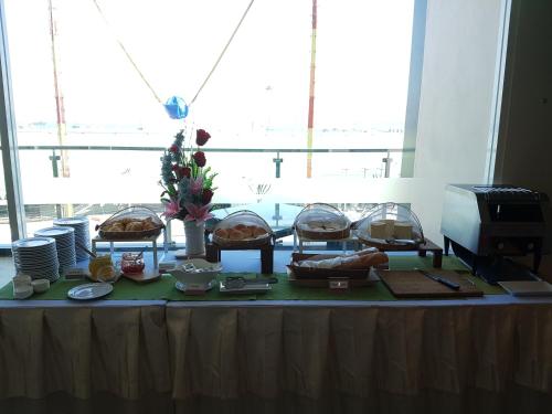 Una mesa con varios platos de comida encima. en Balihai Bay Pattaya, en Pattaya South