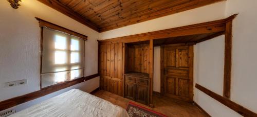 a room with a bed and a window and a door at Çamlıca Konak Çarsı in Safranbolu