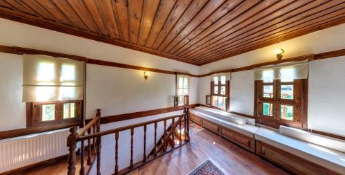 an empty room with a wooden ceiling and windows at Çamlıca Konak Çarsı in Safranbolu