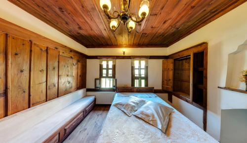 a bedroom with a bed and a chandelier at Çamlıca Konak Çarsı in Safranbolu