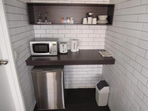 Una cocina o zona de cocina en Jackaroo Apartments