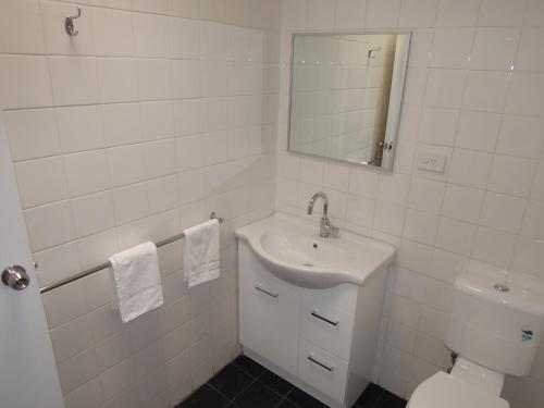 Un baño de Jackaroo Apartments