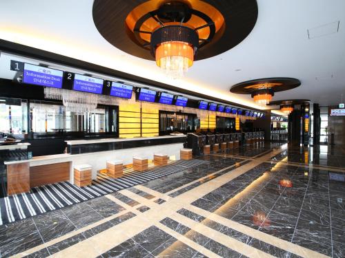 a hotel lobby with a bar and a waiting area at APA Hotel & Resort Tokyo Bay Makuhari in Chiba