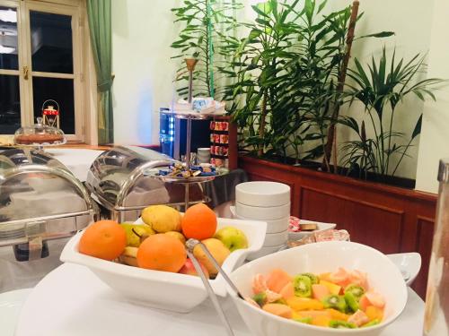 un bol de fruits et un bol de légumes sur un comptoir dans l'établissement Boutique Hotel Korana Srakovcic, à Karlovac