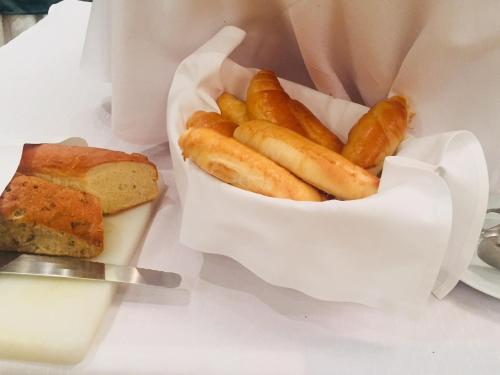 un bol de frites et une miche de pain dans l'établissement Boutique Hotel Korana Srakovcic, à Karlovac