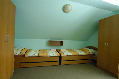 Postel nebo postele na pokoji v ubytování Penzion pod Bílou Horou