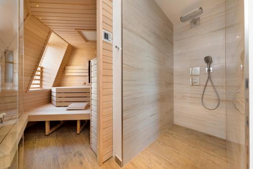 y baño con sauna y ducha. en Ostseetraum, en Zingst