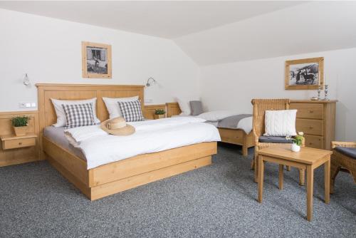ein Schlafzimmer mit zwei Betten und einem Tisch und Stühlen in der Unterkunft Chalet Hageberg ab Mai freie Fahrt mit Bergbahnen in Bolsterlang