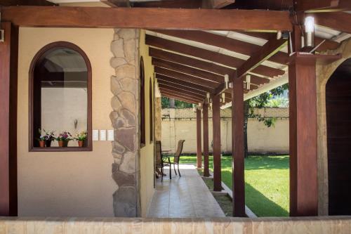 a pergola with a table and chairs on a house at Hotel By Armonía Santa Cruz in Santa Cruz de la Sierra