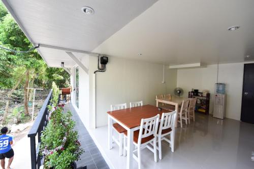 uma cozinha e sala de jantar com uma mesa de madeira e cadeiras em Kitty Guesthouse em Phi Phi Don