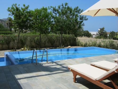 Swimming pool sa o malapit sa Amorosa Villas