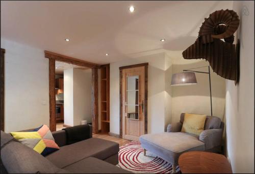 un salon avec un canapé et une chaise dans l'établissement Chamonix Apartment, à Chamonix-Mont-Blanc