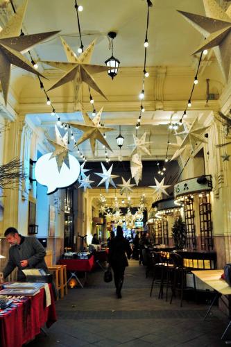  Gozsdu Apartment -  Chambre  photo :   Tea/Coffee maker    Minibar    Bath                           