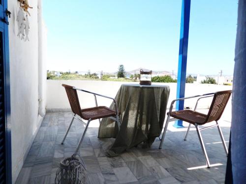 stół i 2 krzesła na patio w obiekcie Hotel Rea w mieście Naksos