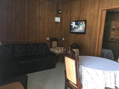 salon z łóżkiem i kanapą w obiekcie Casa Pinheira w mieście Palhoça