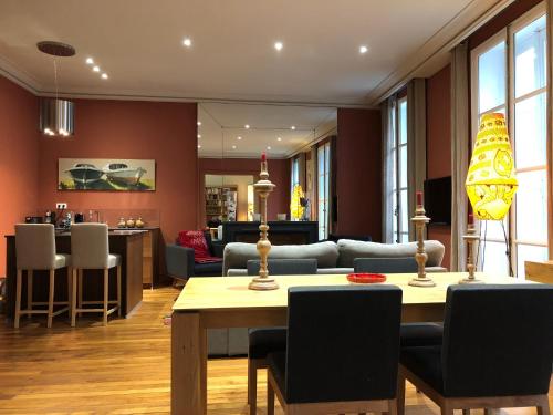 a living room with a table and chairs at Maison d'hôtes Bordeaux Centre Le Patio de l'Intendance in Bordeaux