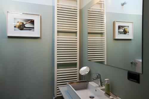アオスタにあるLa casa di Adaのバスルーム(洗面台、鏡付)