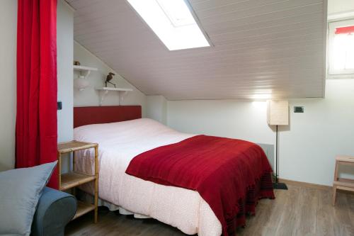 アオスタにあるLa casa di Adaのベッドルーム1室(赤い毛布付きのベッド1台付)