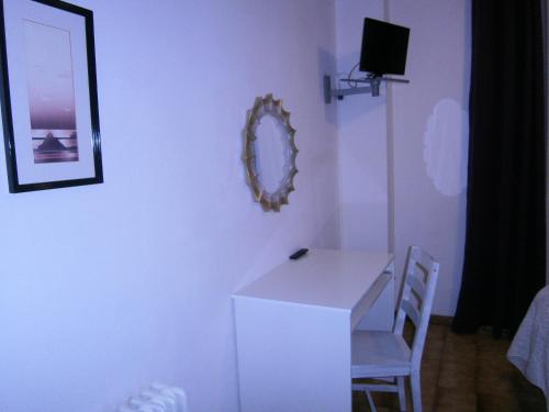 a white desk with a chair and a mirror on a wall at Hostal Don Pepe in Figueres