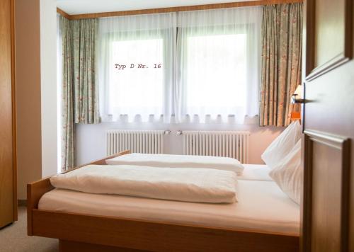 Katil atau katil-katil dalam bilik di Ferienhaus Schiwiese mit freiem Eintritt in die Alpentherme & freie Nutzung der Gasteiner Bergbahnen im Sommer 2025