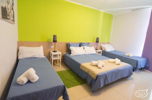 Un pat sau paturi într-o cameră la Sicily Rooms Enna