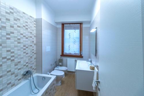 un bagno con vasca, WC e lavandino di Zaffiro Luxury Silvi Vacanza a Silvi Marina