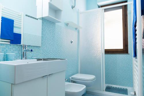 uma casa de banho com um lavatório, um WC e um chuveiro em Stella Marina Silvi Vacanza em Silvi Marina