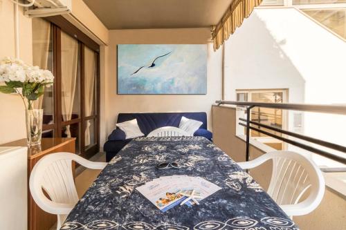 een eetkamer met een tafel en stoelen bij Stella Marina Silvi Vacanza in Silvi Marina