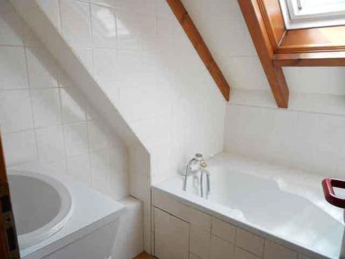 y baño con bañera, lavamanos y ducha. en Résidence du Chajoux, en La Bresse