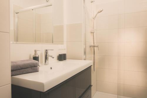 łazienka z umywalką i prysznicem w obiekcie Appartements Freiraum w Schladming