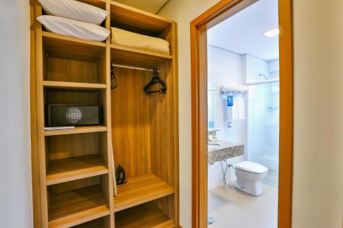 a small bathroom with a toilet and a shower at Comfort Mogi Guaçu in Mogi-Guaçu