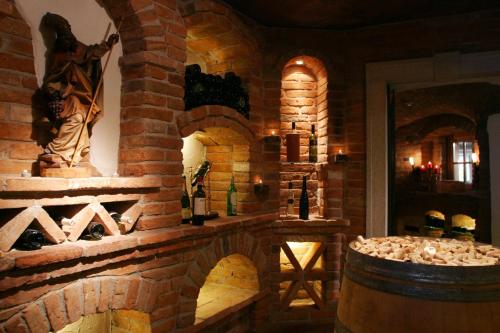 a wine tasting room with a brick wall and a statue at RelaxResort Kothmühle in Neuhofen an der Ybbs