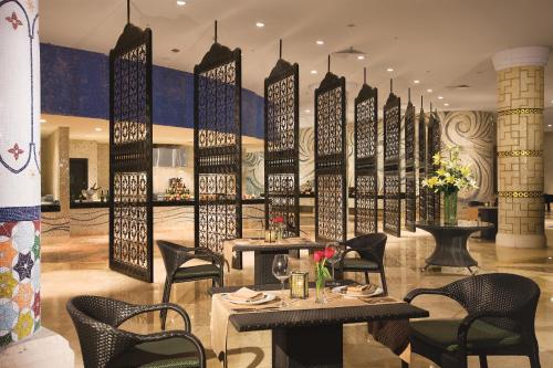 Ein Restaurant oder anderes Speiselokal in der Unterkunft Secrets Maroma Beach Riviera Cancun - Adults only 